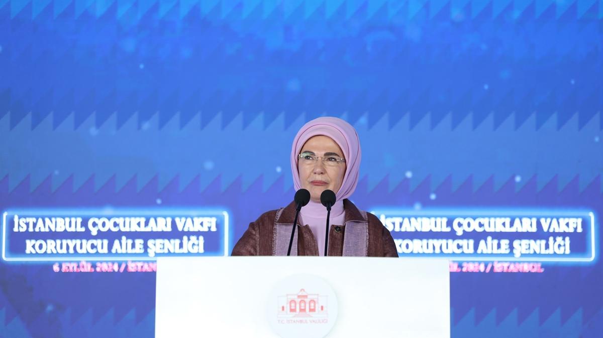 Emine Erdoan, koruyucu aileler ve ocuklaryla stanbul ocuklar Vakf Koruyucu Aile enlii'nde bulutu