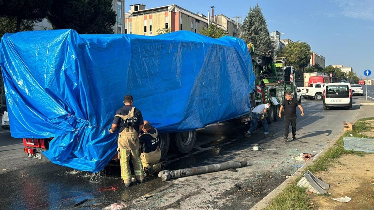 stanbul'da itfaiye arac devrildi: 2 yaral