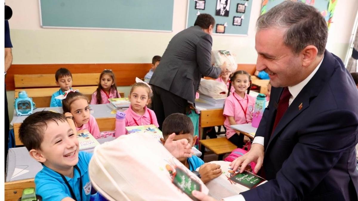 Sultanbeyli'de rencilere cretsiz krtasiye rnleri datld