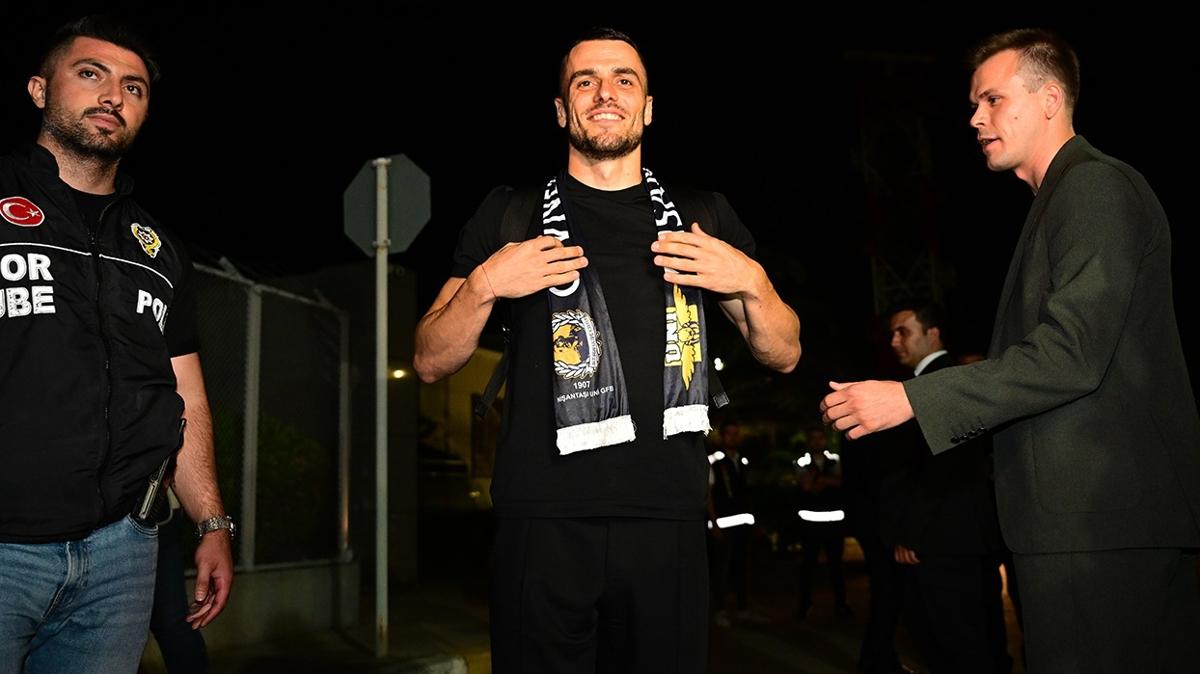 Ve resmen akland! Filip Kostic Fenerbahe'de