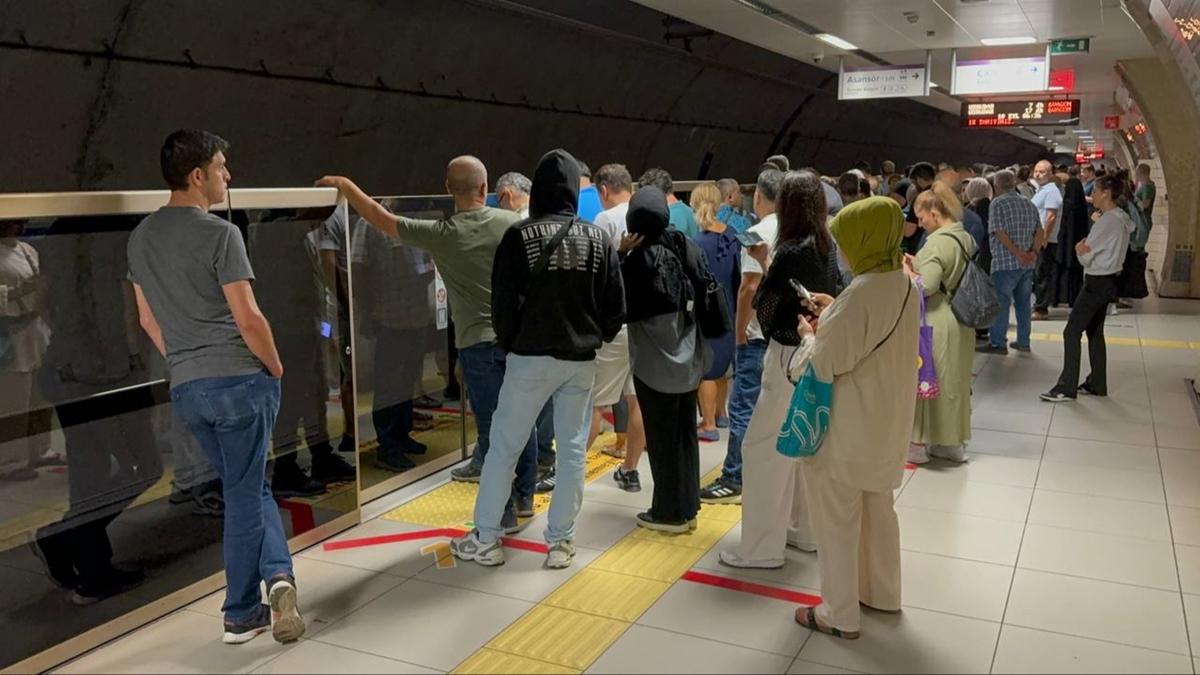 stanbul'da metro seferinde arza