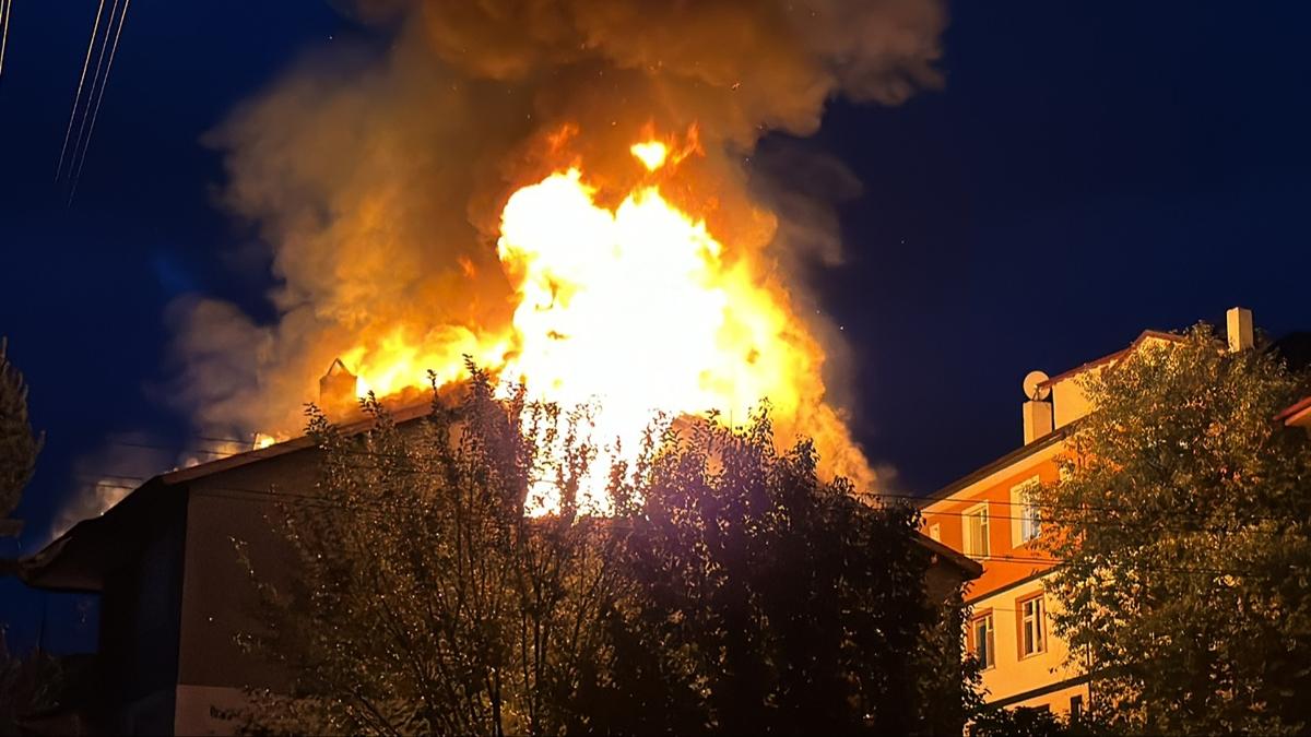 Bolu'da atsna yldrm den apartmanda yangn kt