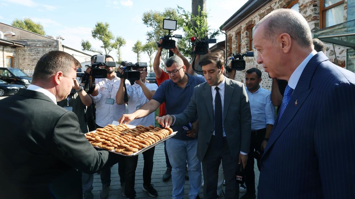 Bakan Erdoan'dan gazetecilere kandil simidi ikram