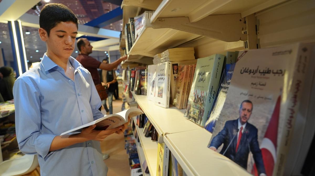 'Bir liderin douu: Recep Tayyip Erdoan' kitab, Badat'taki fuarda kitapseverlere sunuluyor