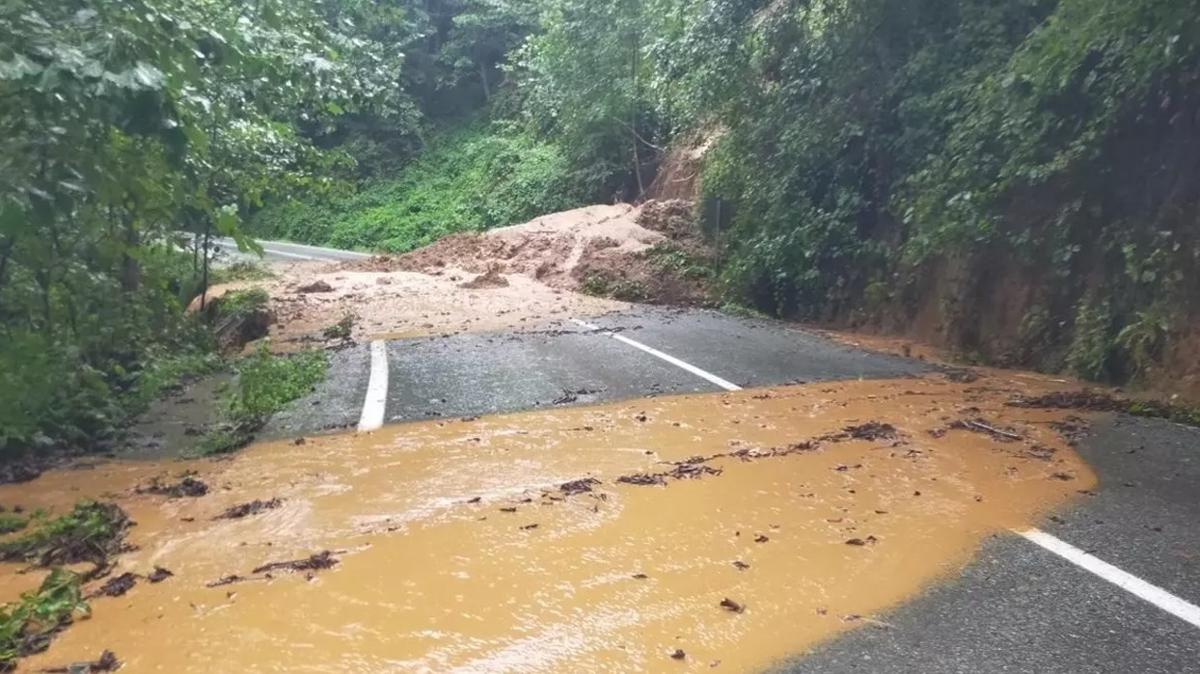 Artvin'de heyelan ve taknlar nedeniyle kapanan 32 ky yolu ulama ald