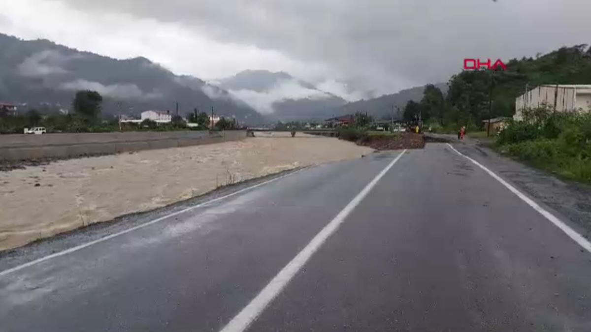 Artvin'de iddetli ya sebebiyle yol kt