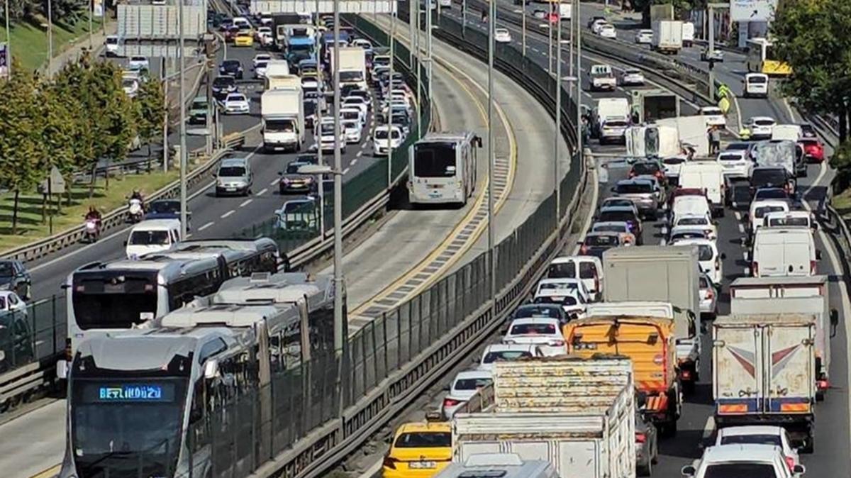 Kamyonet metrobs yolundaki bariyerlere arpt! D-100 fel oldu