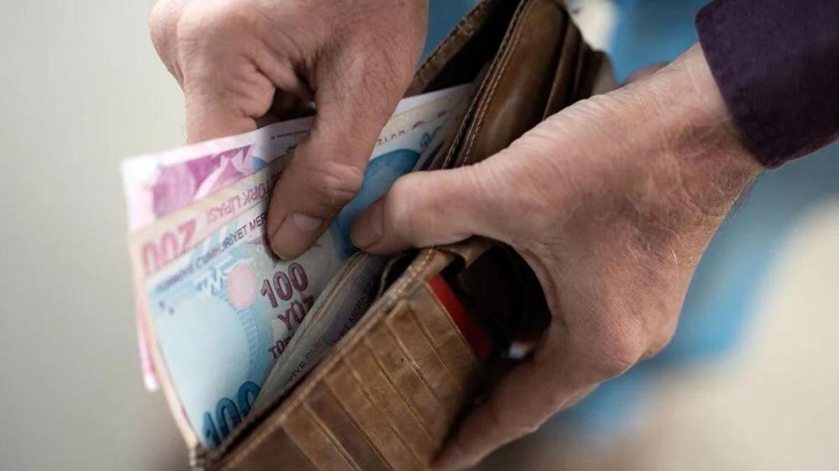 Erzurum'da yolda bulduklar emekli maan sahibine ulatrdlar