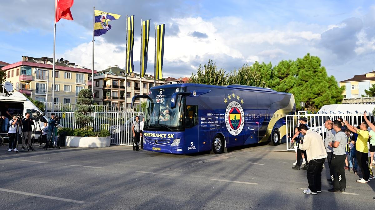 Fenerbahe taraftarlar, derbi ncesi takm kafilesini uurlad