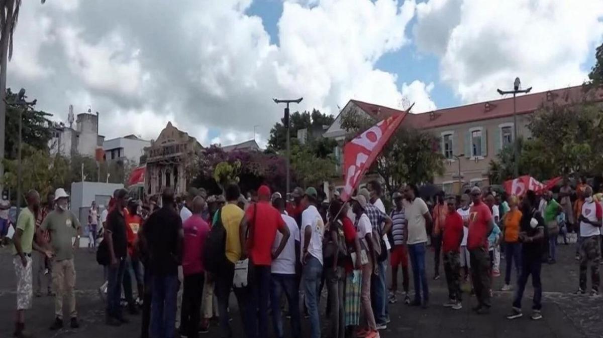 Fransa'dan hayat pahalln protesto eden smrgesi Martinik'e mdahale