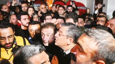 zel'i protesto edenleri iten att...CHP'li bakan vnerek anlatt