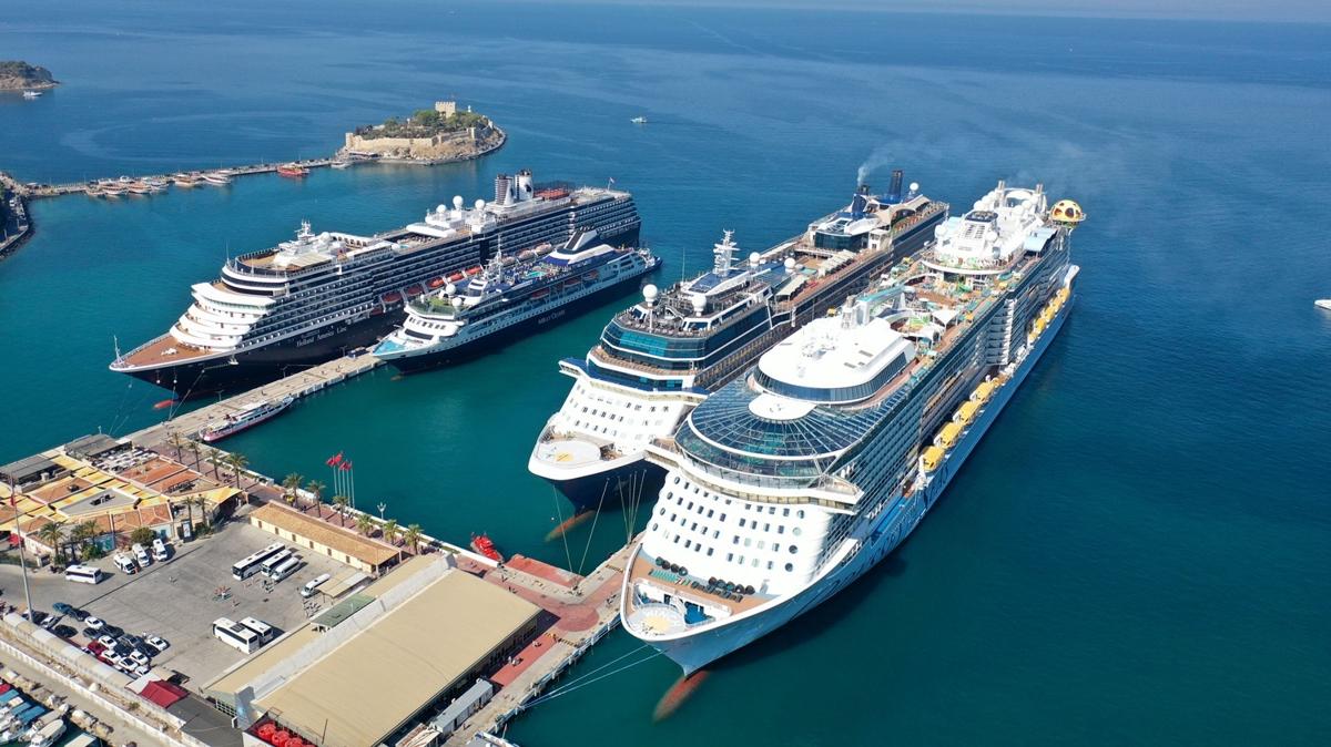 Kuadas'na turist akn... Kruvaziyerler pe pee demirledi!