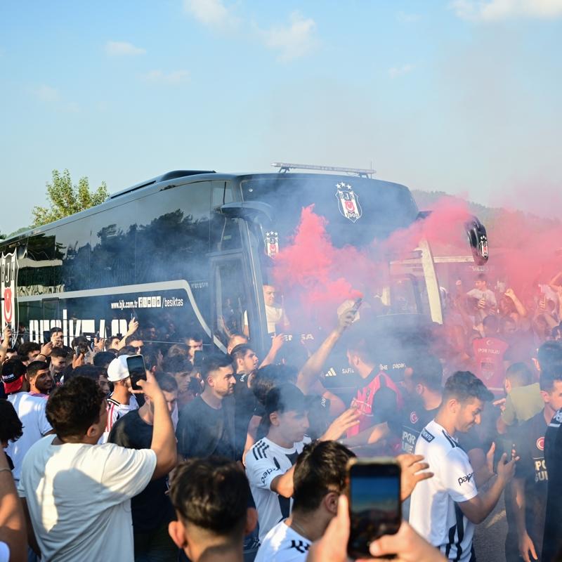 Beiktal taraftarlar takmlarn Kayseri'ye tezahratlarla uurlad