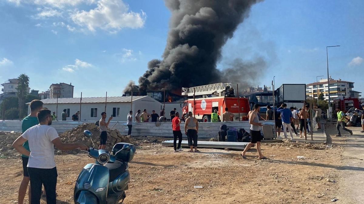 Antalya'da iilerin kulland 10 konteyner yand