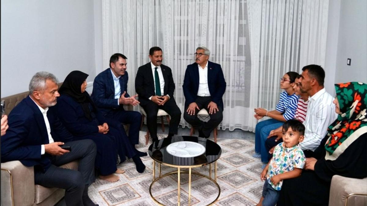 Bakan Kurum yuvasna kavuan aileyi ziyaret etti