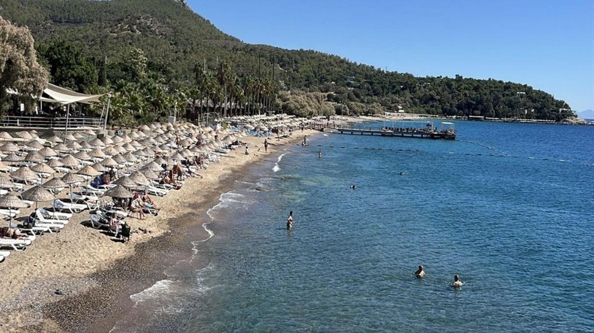 Bodrum'da scak havann keyfini turistler karyor