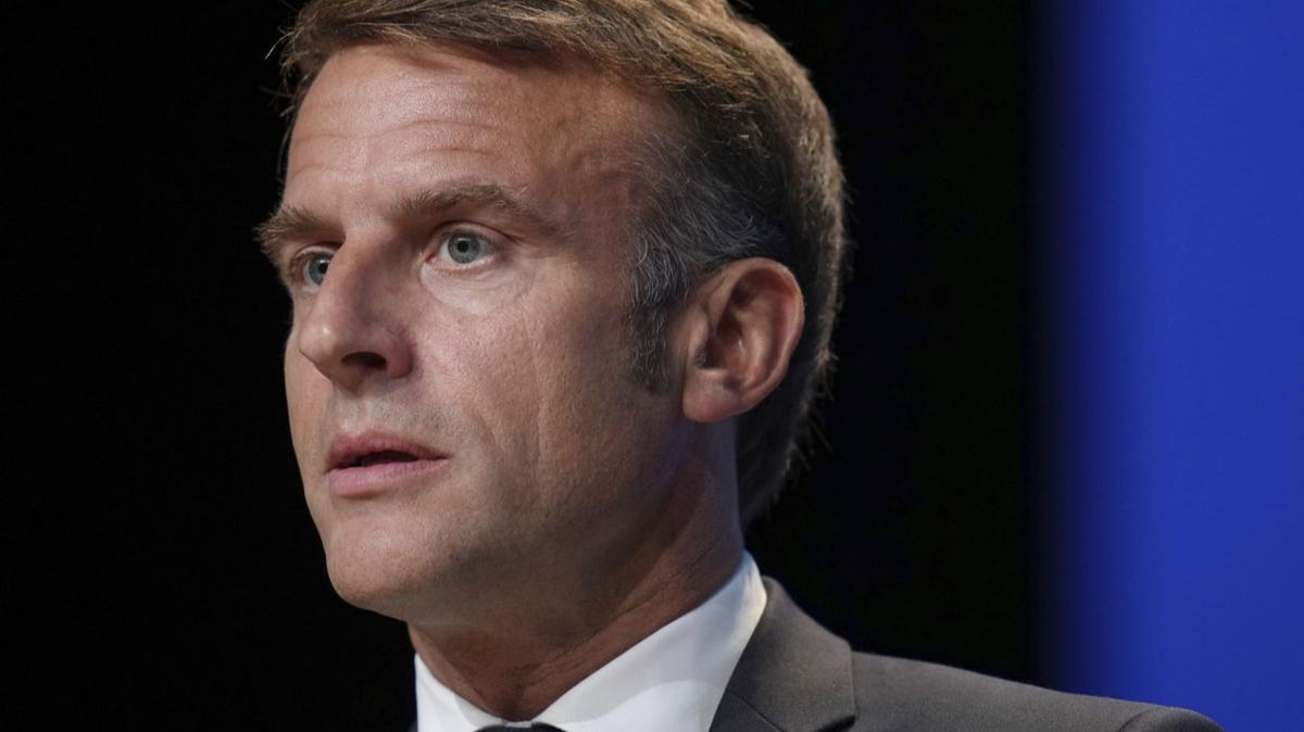 Fransa'da bir ilk! Macron'un grevden alnmas istendi