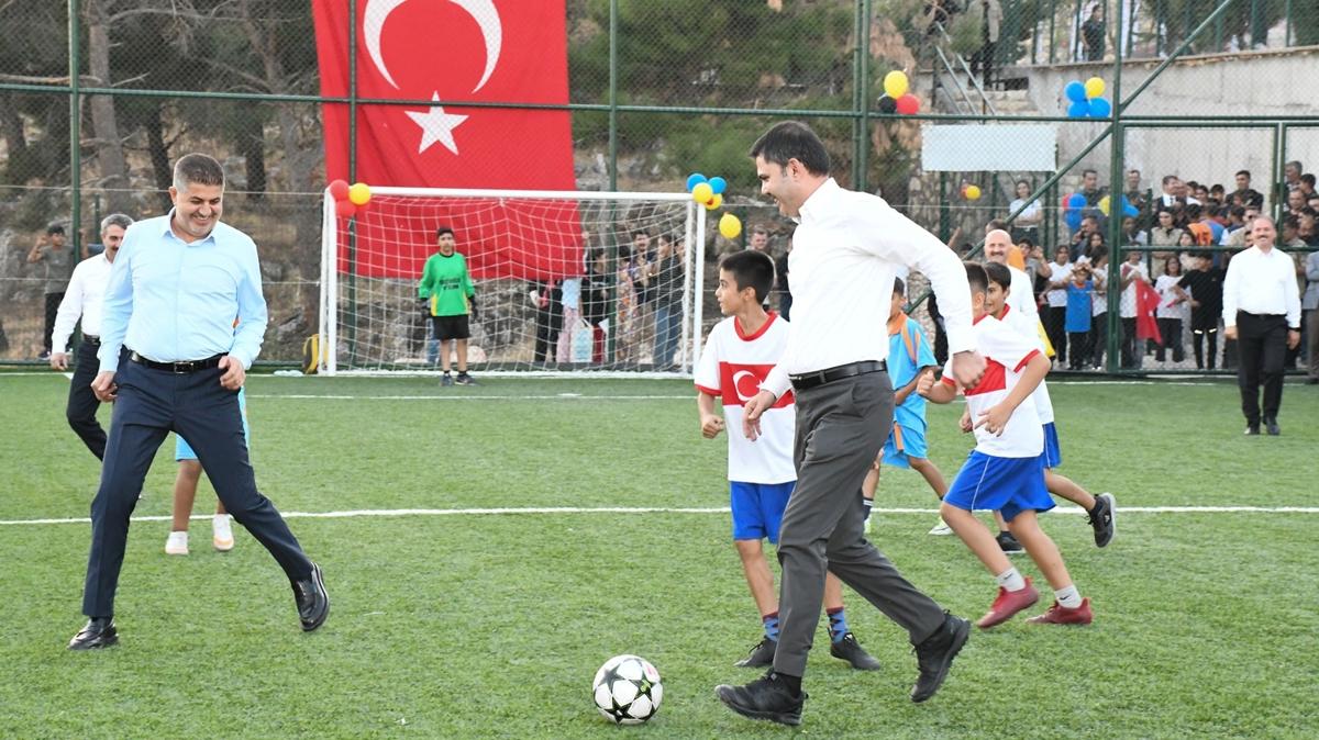 Bakan Kurum ocuklarn hal saha davetini geri evirmedi: Dostluk kazand