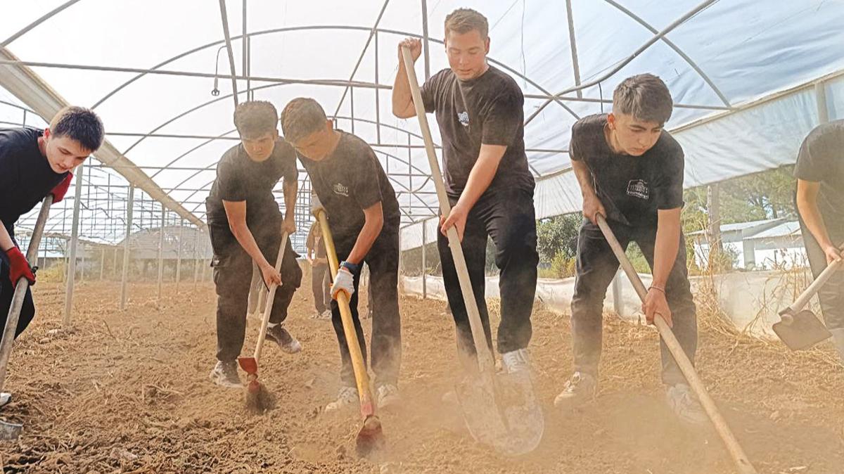 Asrlk okulda kazandran eitim... Gelecein ziraat mhendisleri yetiiyor