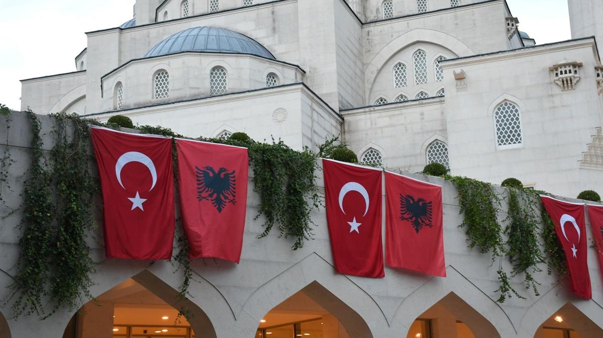 Arnavutluk Bakan Erdoan' bekliyor... Sokaklar bayraklarla donatld