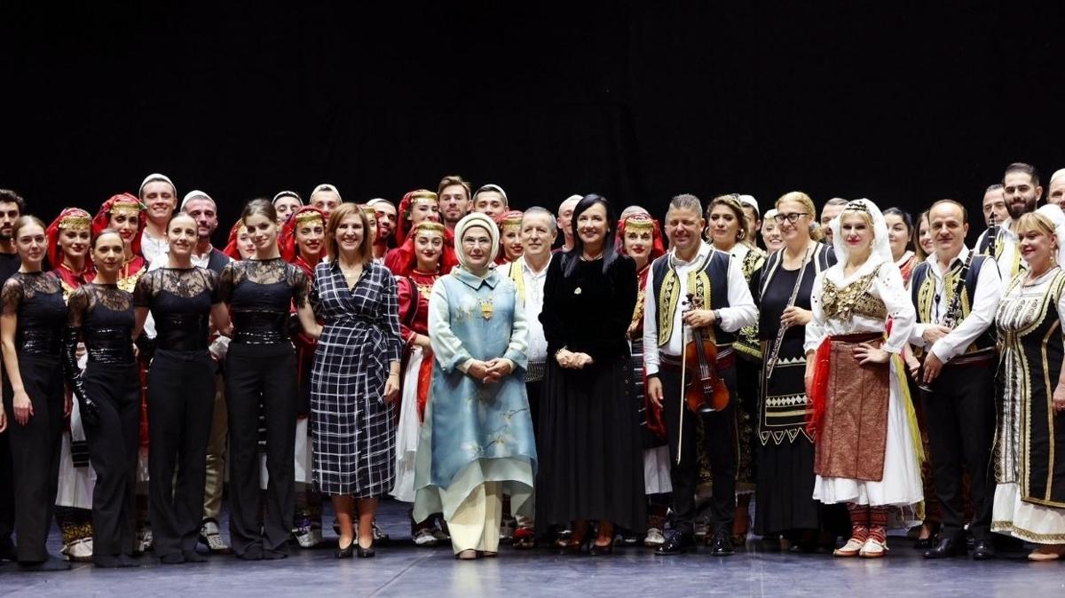 Emine Erdoan Arnavutluk'ta Ulusal Opera ve Bale Tiyatrosu'nu ziyaret etti