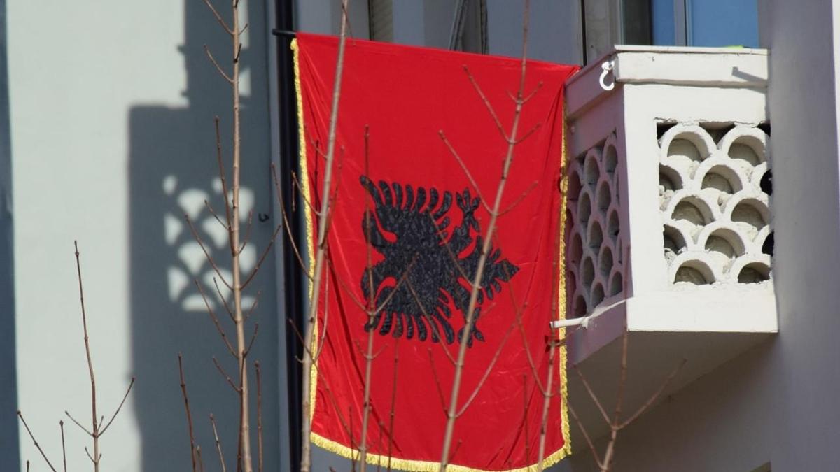 AB, Arnavutluk ile ilk fasl kmesini at