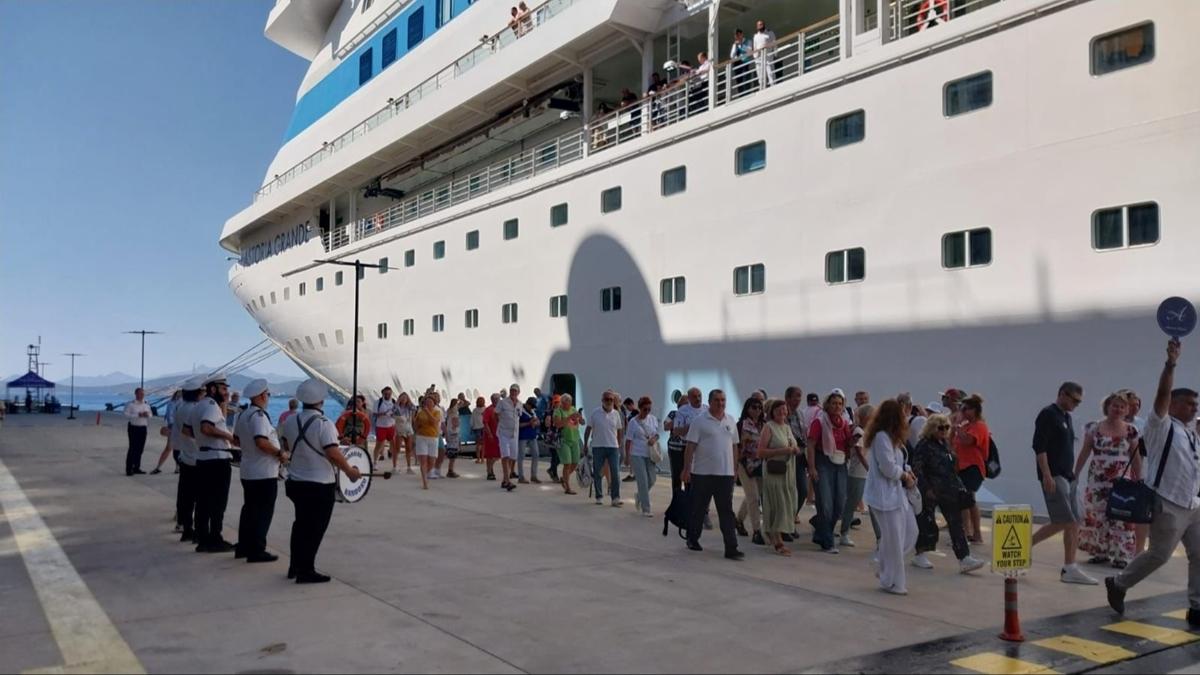 Bodrum'a turist akn... Kruvaziyerler ziyareti tayor!