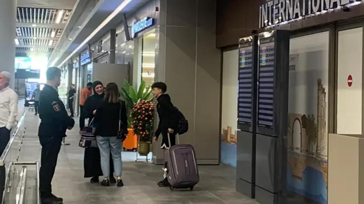 Lbnan'daki Trkleri tayan uak Adana'ya indi