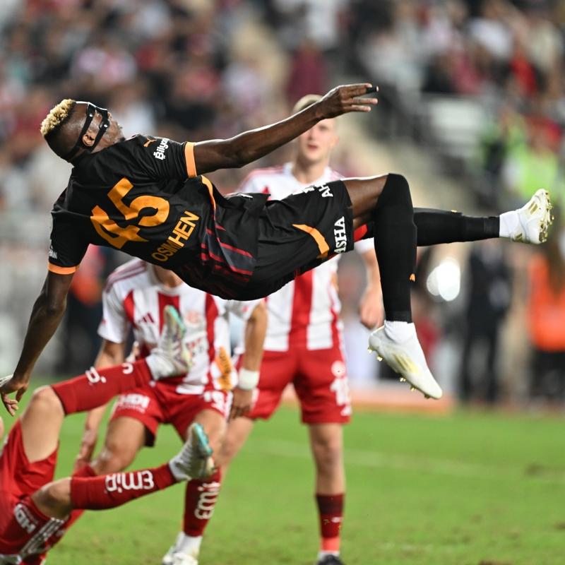 Victor Osimhen rveata golnde 2.32 metre srad