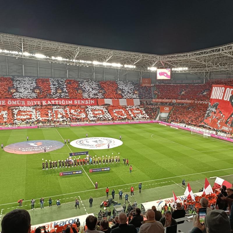 Samsunspor taraftarndan krmz-beyaz koreografi