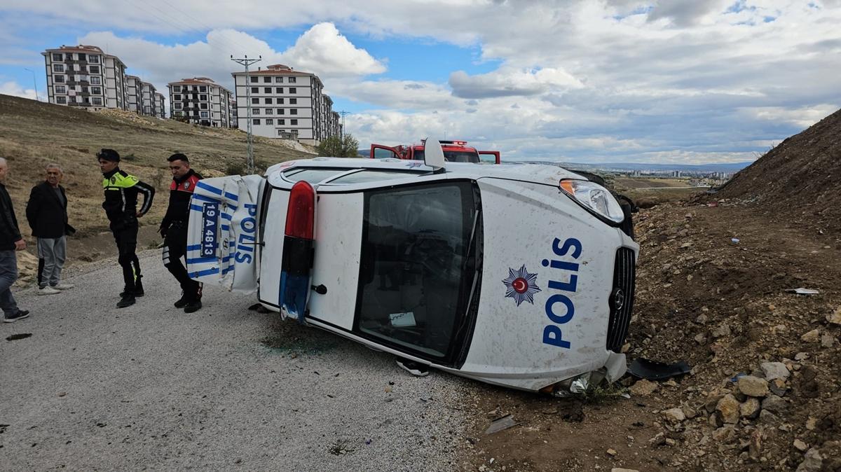 Kovalamaca srasnda polis arabas devrildi: 2 polis yaraland