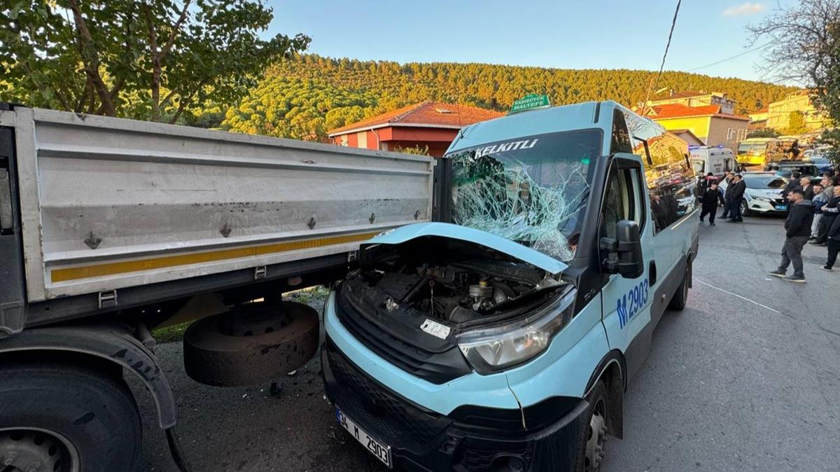 stanbul'da feci kaza... Park halindeki tra arpt: 8 yaral