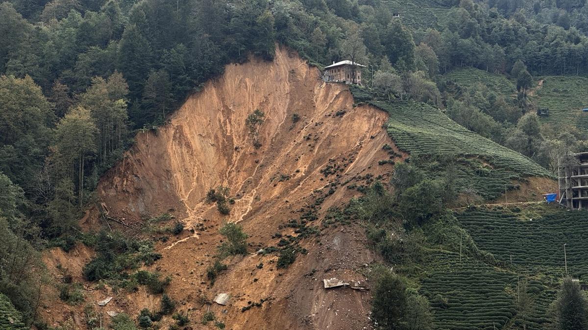 Rize'de sel ve heyelanlar nedeniyle 18 kii tahliye edildi