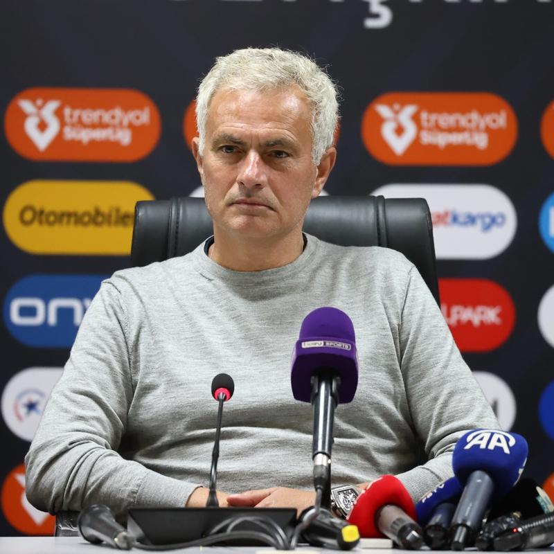 Mourinho: Sol bekteki boluu gazeteleri okuyarak dolduracam