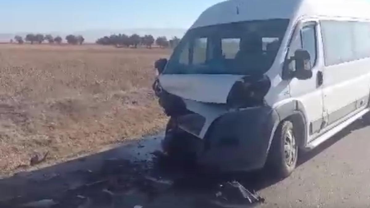 Afyonkarahisar'da otomobille okul servisi arpt: 5 yaral