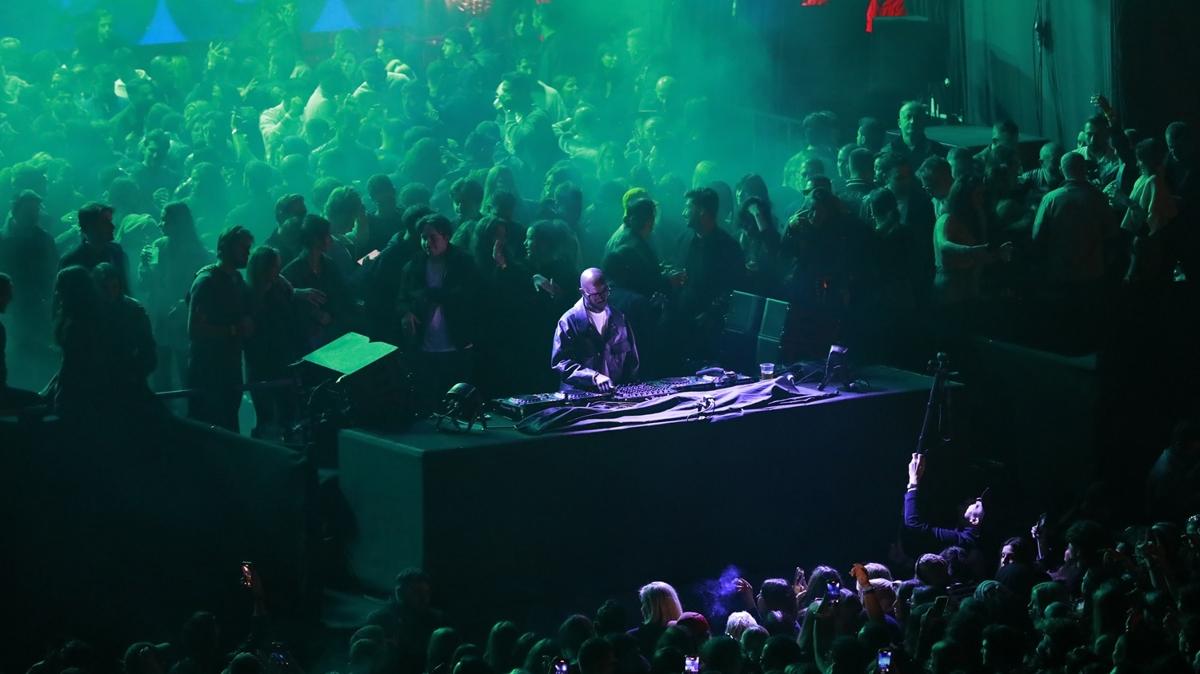 Black Coffee stanbul'da mzikseverlerle bulutu