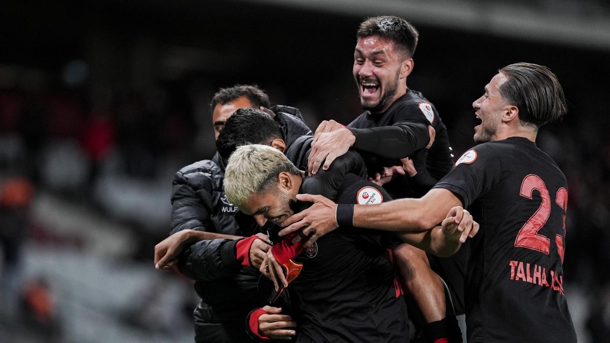 Fatih Karagmrk, Adanaspor engelini 4 golle geti