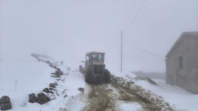 Karla imtihan erken balad... Trabzon'da kapanan yollar iin alma yaplyor