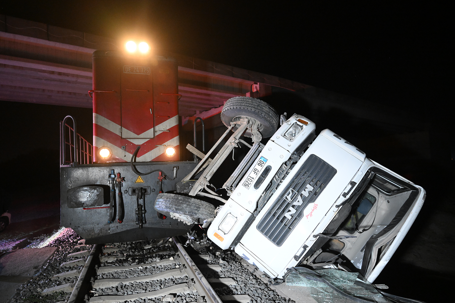 Edirne'de faciadan dnld: Yolcu treni kamyona arpt