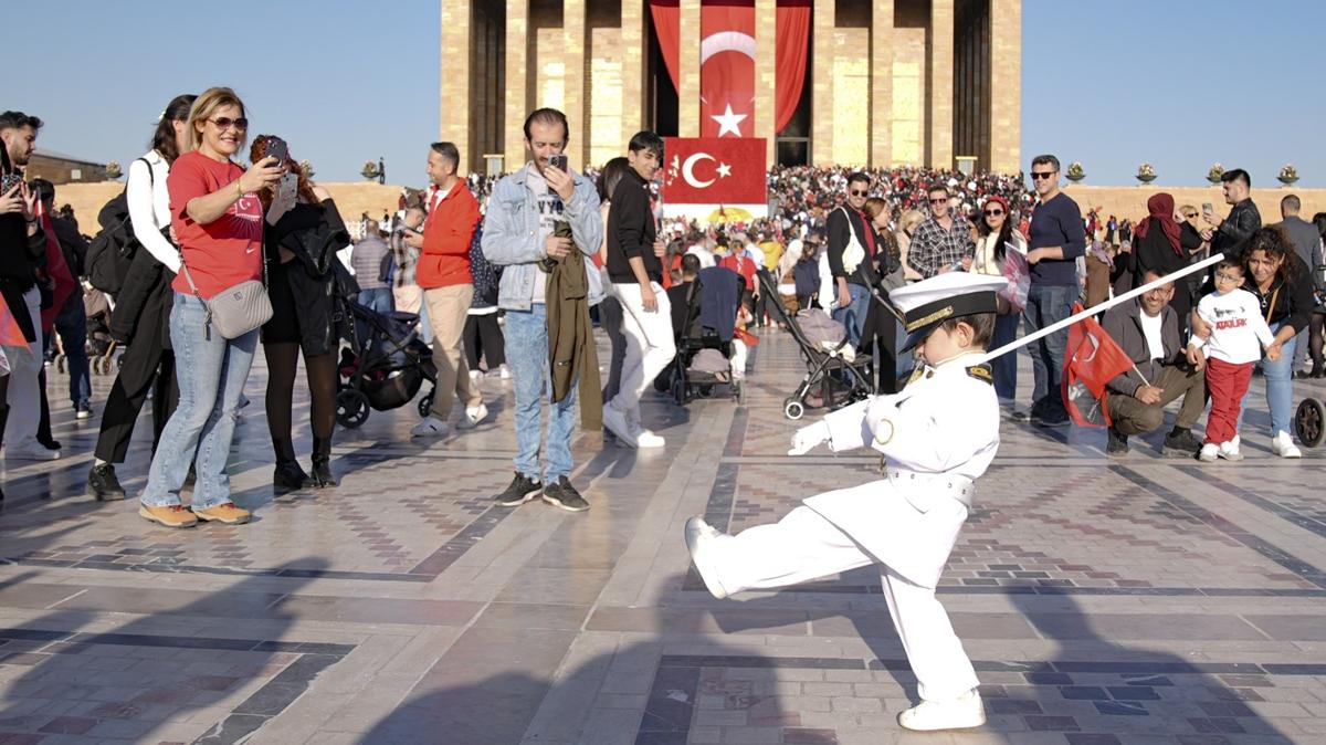 Antkabir'de askerlerin nbet deiimini taklit etti! Kk Barskan, ilgi oda oldu