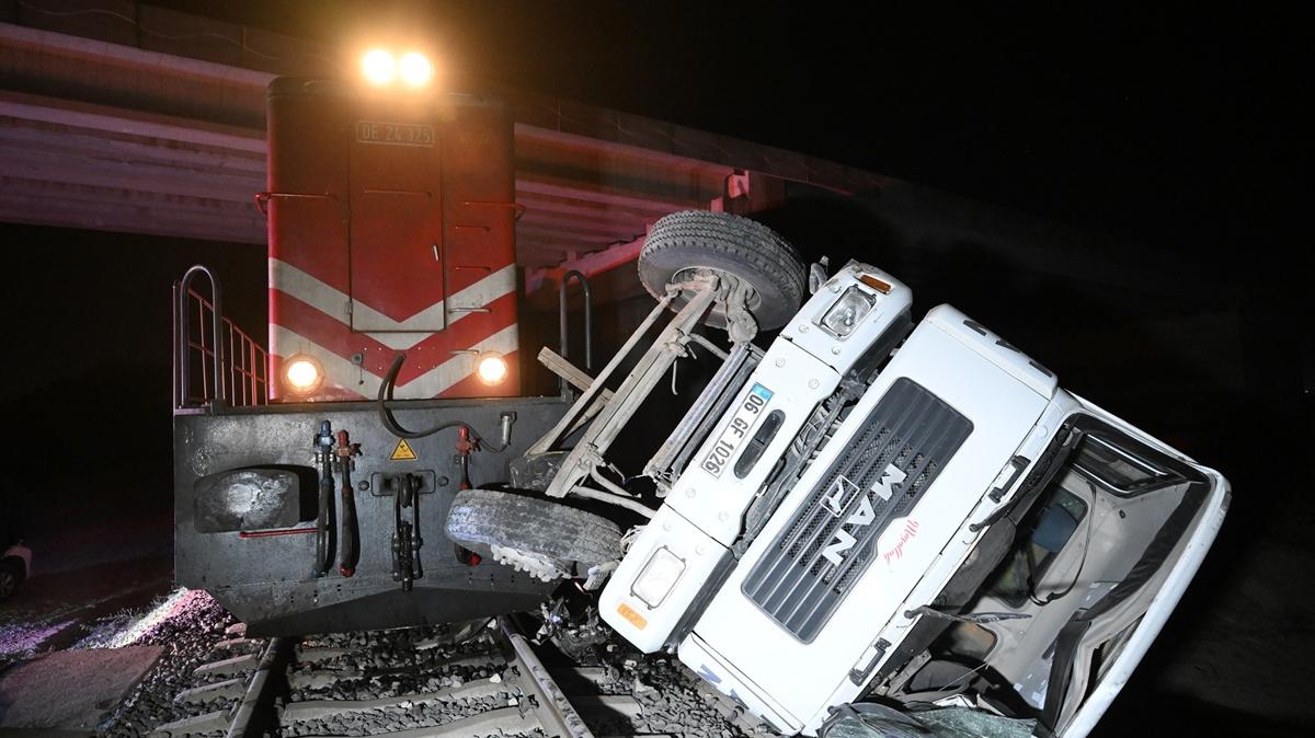 Edirne'de faciadan dnld: Yolcu treni kamyona arpt