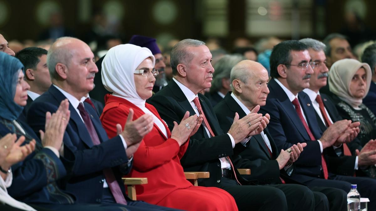 Emine Erdoan: Cumhuriyetimizi, birlik ve beraberlik iinde ilelebet yaatmay diliyorum