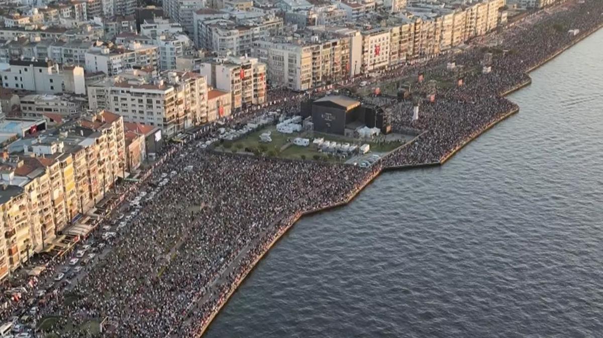 zmir'de Cumhuriyet cokusu! Konsere saatler kala meydanlar doldu tat