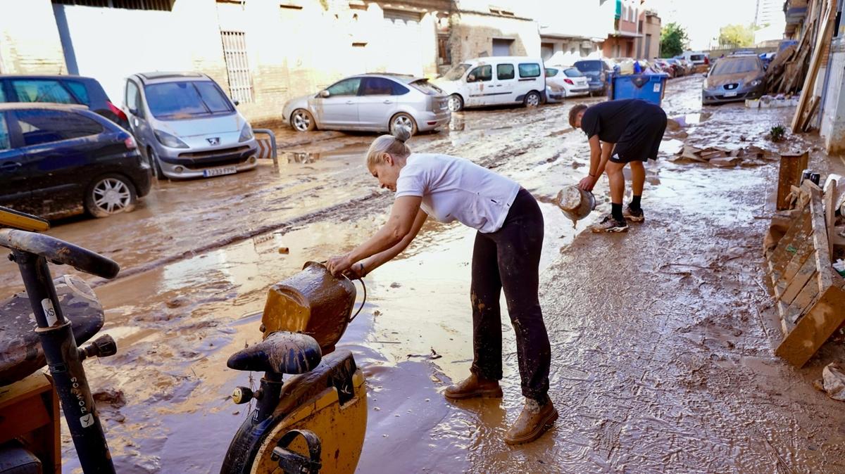 Valensiya'da sel felaketi... Bir yllk ya 8 saatte dt