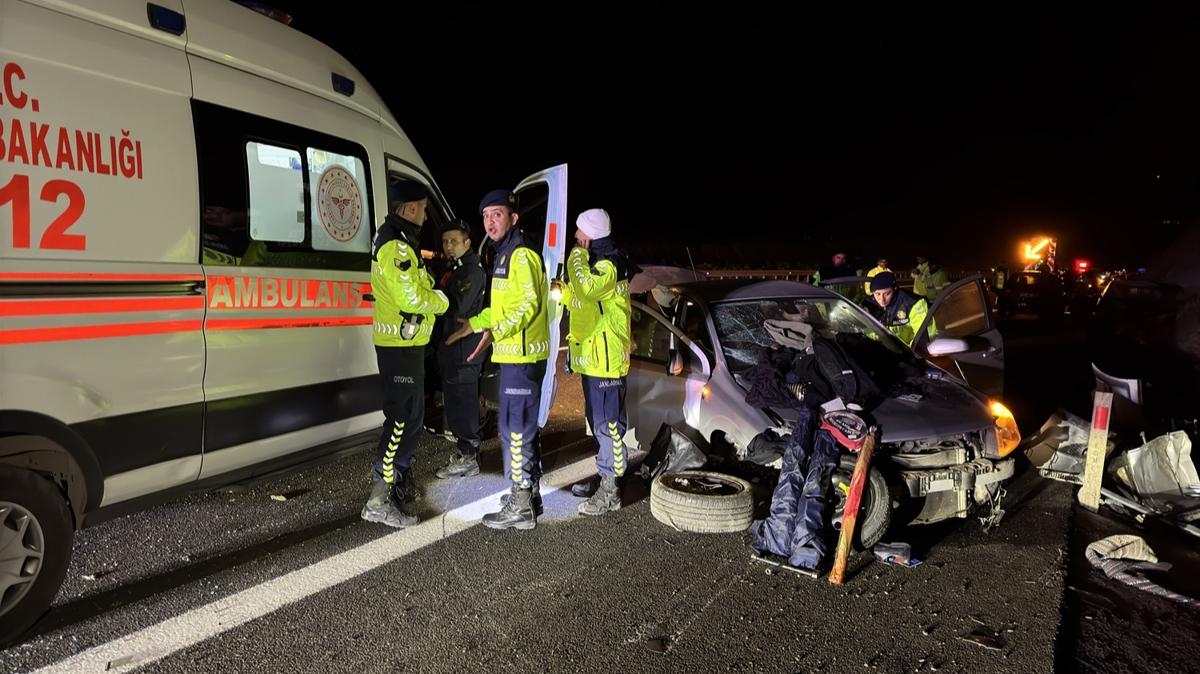 zmir Otoyolu'nda can pazar! 5 ara tomruklara arpt