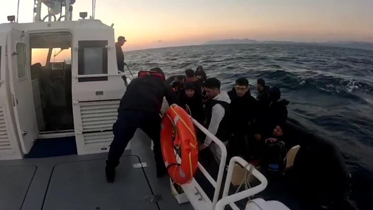 Trk kara sularna geri itilen 18 dzensiz gmen kurtarld