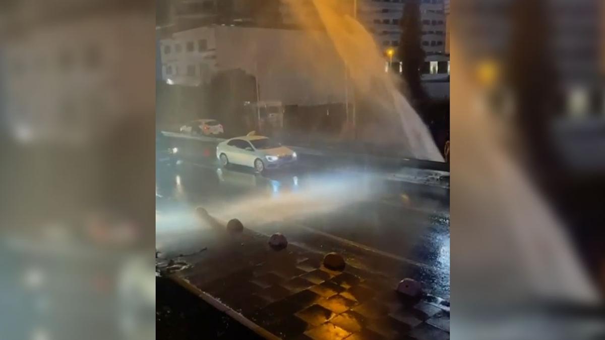 Kkekmece'de su borusu patlad, yollar gle dnd!