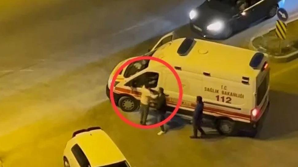 Adana'da ambulansa yumruklu saldr: Beni tanyor musun?