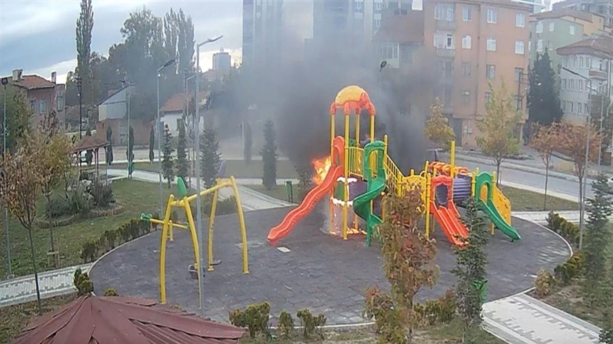 ocuklar oyun oynarken park yakt