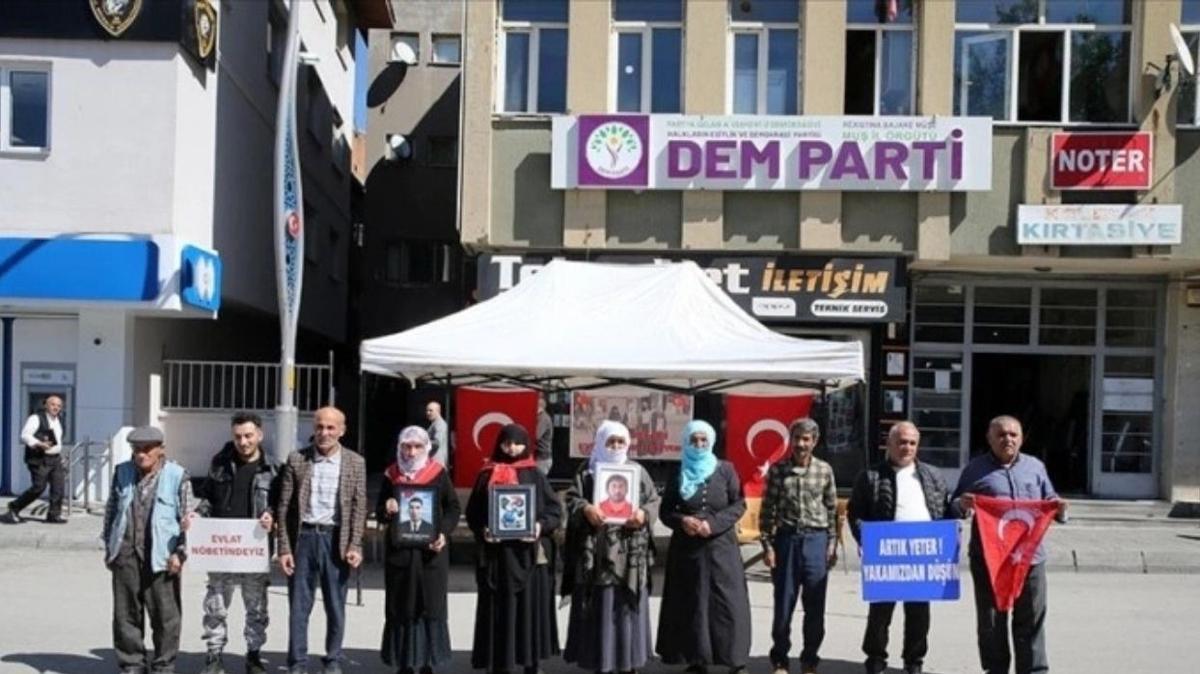 Mu'ta evlat nbeti... DEM Parti binas nnde bekleyen aileler: Bu bizim davamz deil